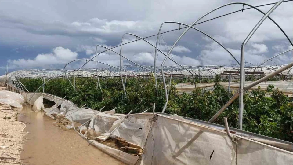 Silifke'de hortum seralar� yerle bir etti