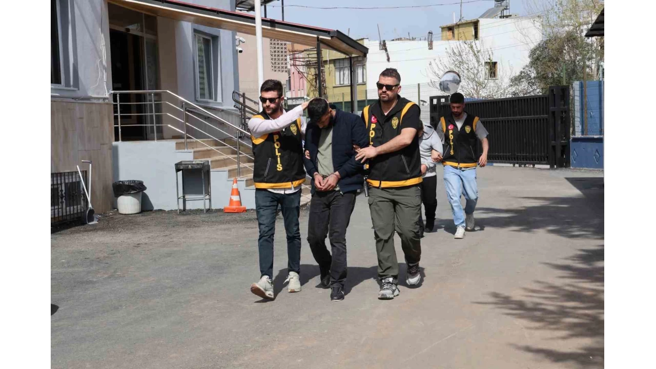 Sokak ortasndaki dayaa 2 tutuklama