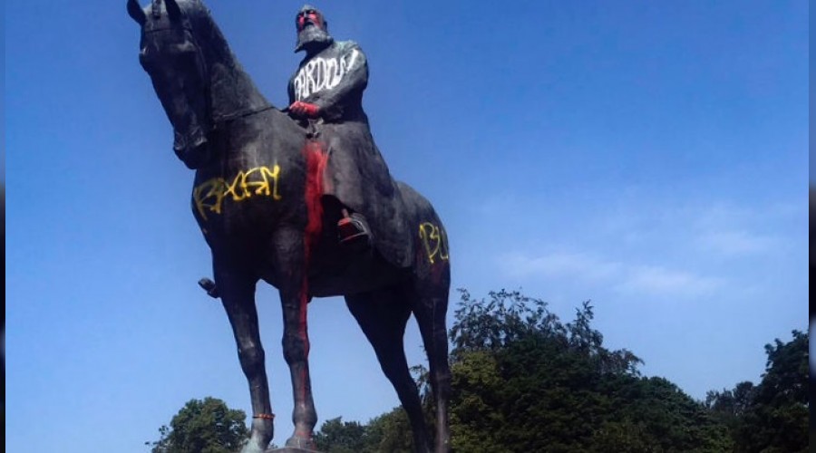 S�m�rgecili�i hat�rlatan heykellere sald�r�