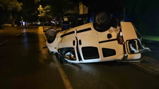 Takla atan araçtan gençler yola savruldu