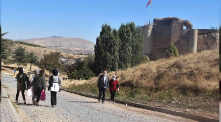 Tarihi Harput Kalesi turistlerin gözde mekanı