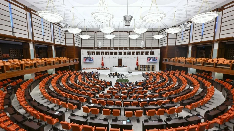 TBMM'de partilerin sandalye say�lar� de�i�ti: AK Parti'nin milletvekili say�s� 280 oldu
