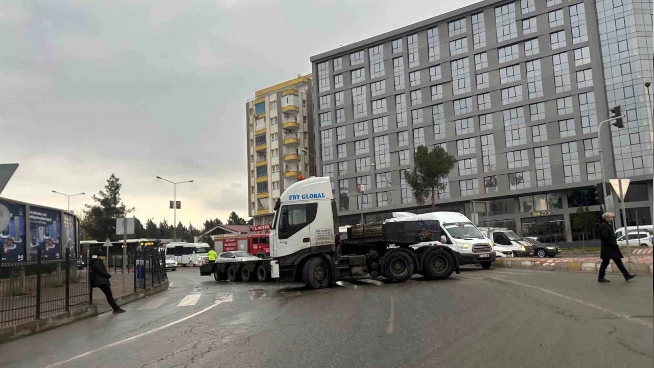 Tırın dorsesi koptu, yol ulaşıma kapandı