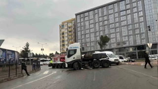 Tırın dorsesi koptu, yol ulaşıma kapandı