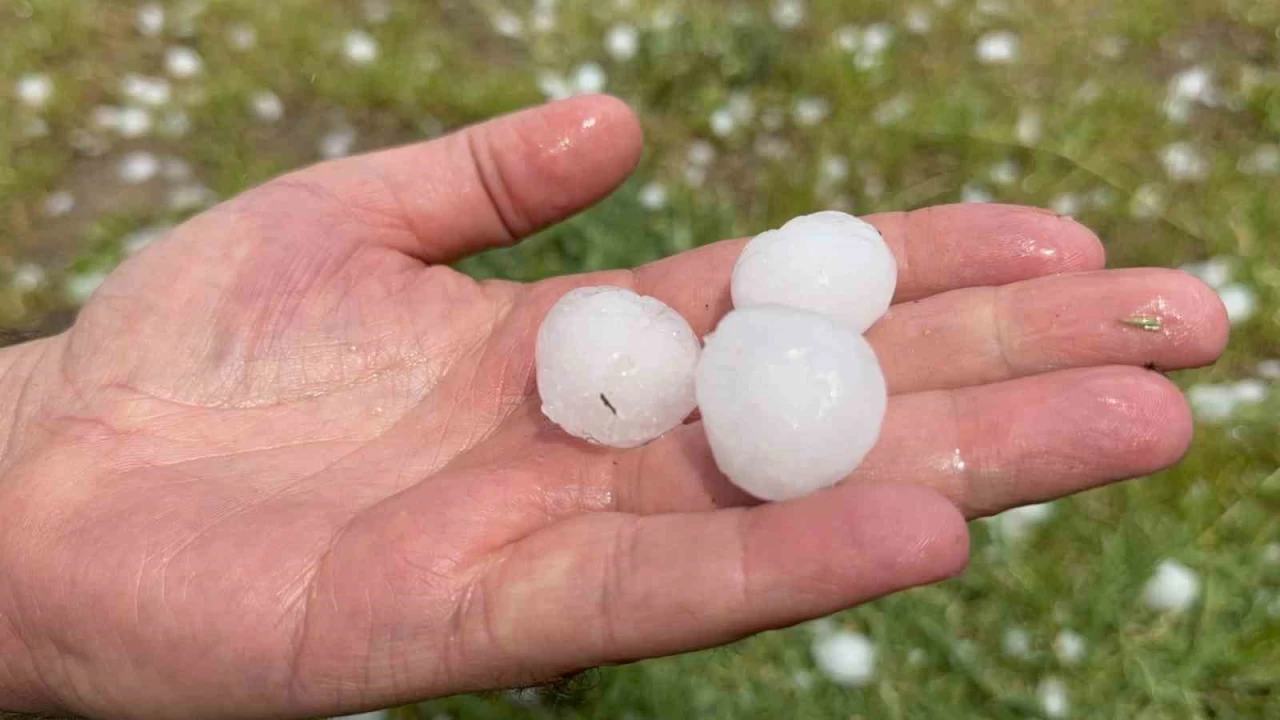 Tokat'ta ceviz büyüklüğünde dolu yağdı