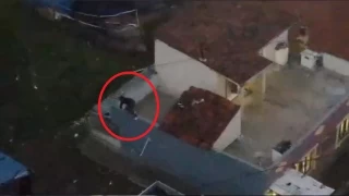 Torbacılar çatıdan kaçtı... Gardıropta yakalandı...