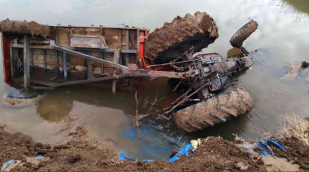 Traktör dereye yuvarlandı: 1 ölü, 1 yaralı