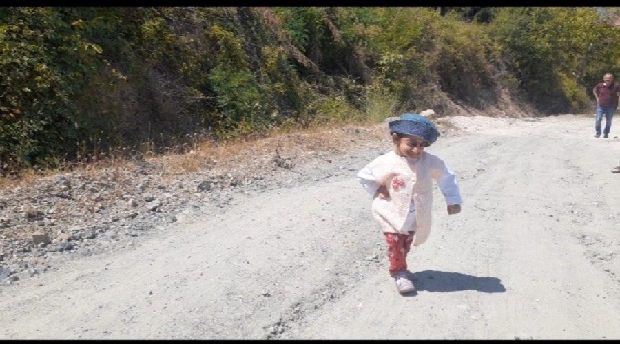 T�rkiye'nin en k�sa boylu kad�n�, k�y�ne yol istedi