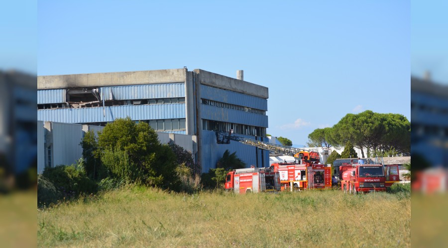 �� g�nde iki fabrika yand�