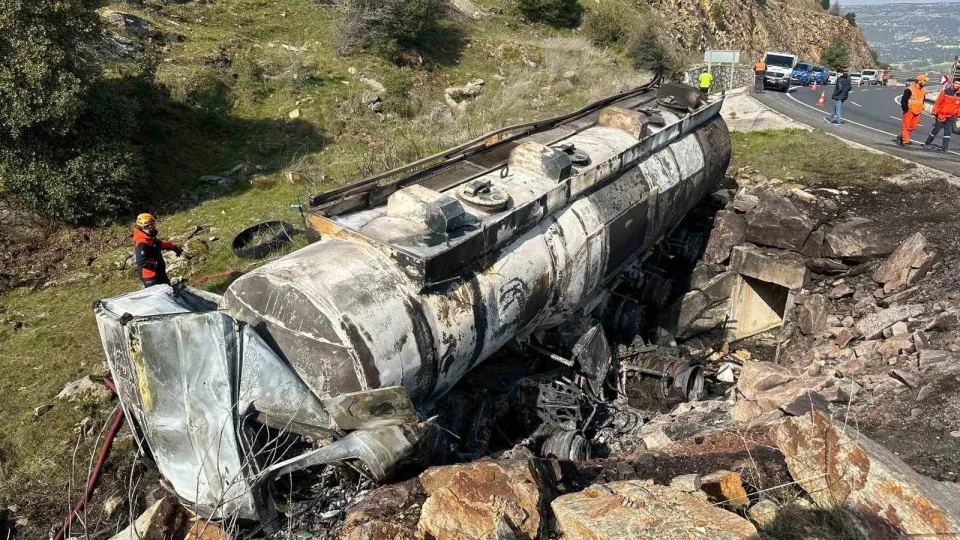 U�ak'ta mazot y�kl� tanker alev alev yand�: 1 �l�