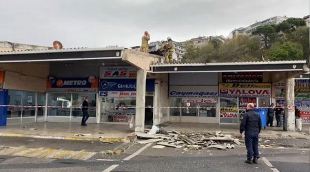 Üsküdar'da otobüs yazıhanenin çatısı uçtu