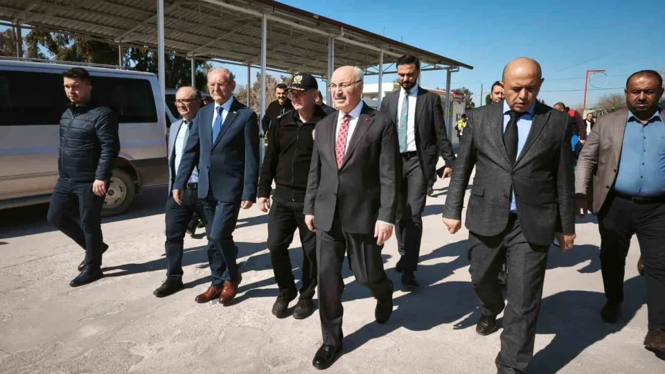 Vali Köşger açıklama yaptığı sırada artçı depreme yakalandı