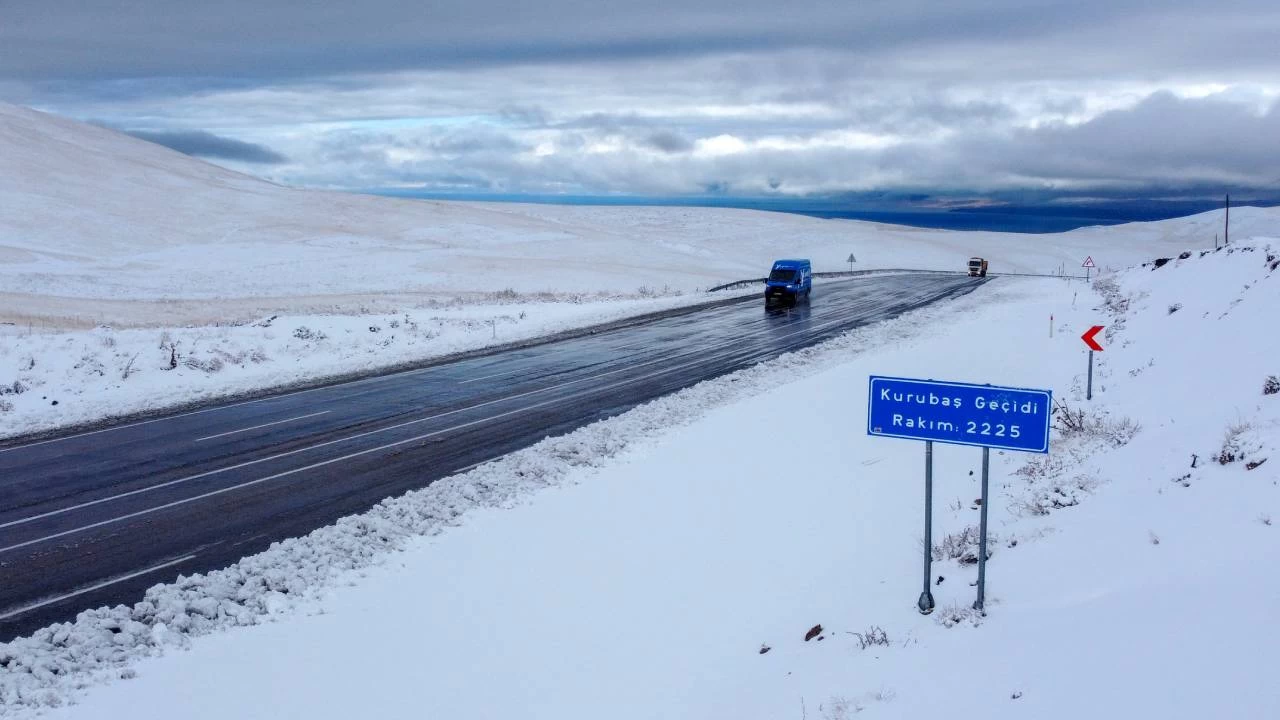 Van'�n y�ksek kesimlerinde kar kal�nl��� 30 santimetreyi ge�ti