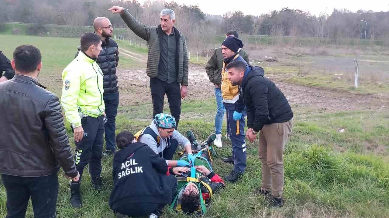 Virajı alamayan motosikletli şarampole yuvarlandı