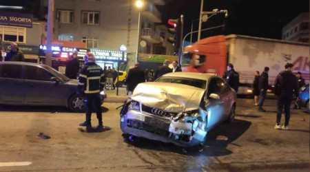 Yalova iki otomobil çarpıştı: 4 yaralı