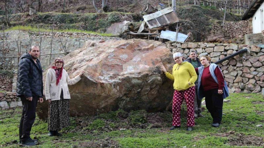 Yamaçtan kopan dev kaya iki evin arasından geçti