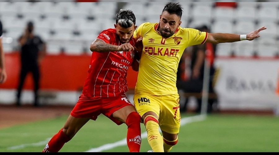 Yanal ilk ma�ta yenilere �ans tan�d�