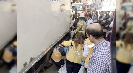 Yaşlı kadın kamyonetin altında kaldı