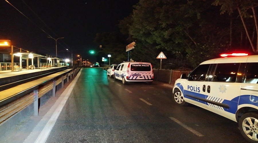 Yayaya �arpt�lar, arac� b�rak�p ka�t�lar