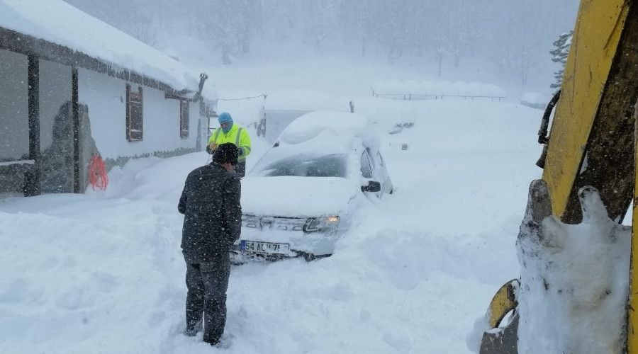 Yaylada mahsur kalan doktor ve ailesi kurtar�ld�