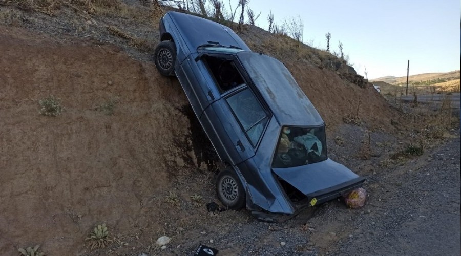 Yol kenarına çarpan otomobil şaha kalktı