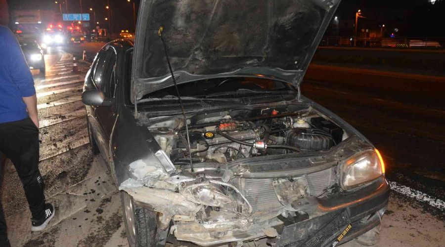 Yola d�k�len g�bre y�z�nden 8 ara� birbirine girdi