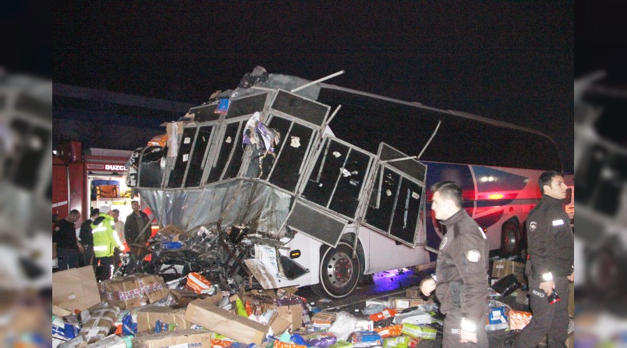 Yolcu otobüsü ile kamyon çarptý: 2 ölü, 26 yaralý 
