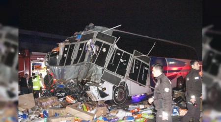 Yolcu otobüsü ile kamyon çarptı: 2 ölü, 26 yaralı