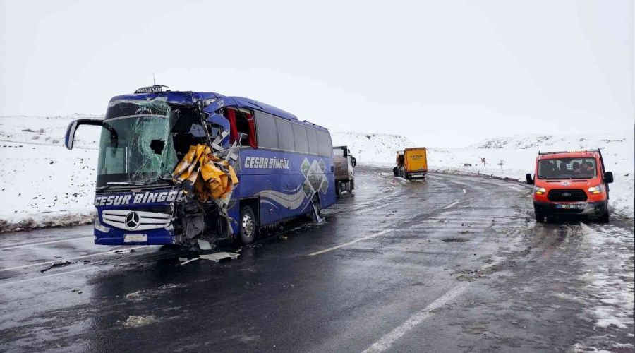 Yolcu otobüsüyle tır çarpıştı: 1 ölü, 3 yaralı