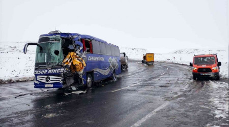 Yolcu otobüsüyle tır çarpıştı: 1 ölü, 3 yaralı