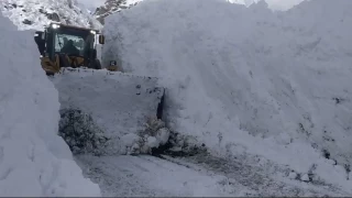 Yksekova'da 5 metreyi geen kar tnellerinde alma sryor