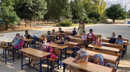 Yüz yüze eğitim için sınıfı bahçeye taşıdı