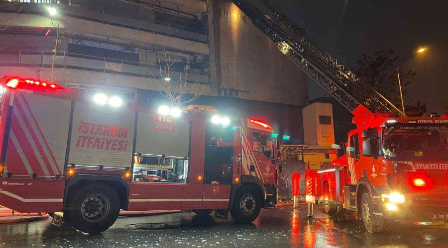 Zeytinburnu'nda �orap at�lyesinde korkutan yang�n