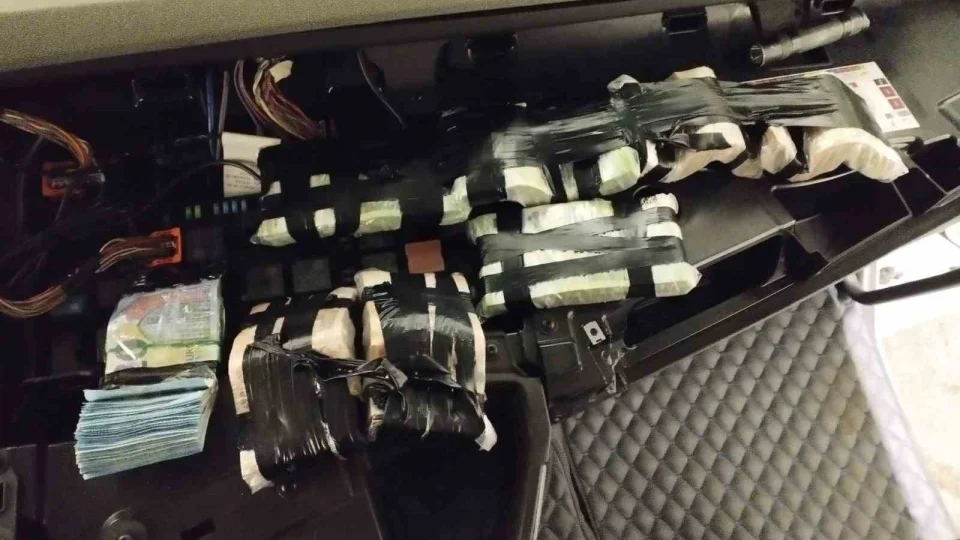 101 bin 900 euro kom�uya kald�