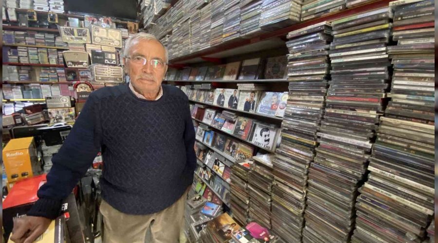 20 metrekarelik d�kkanda kasetleriyle direniyor