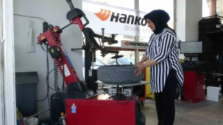 24 yldr lastik tamiri yapyor