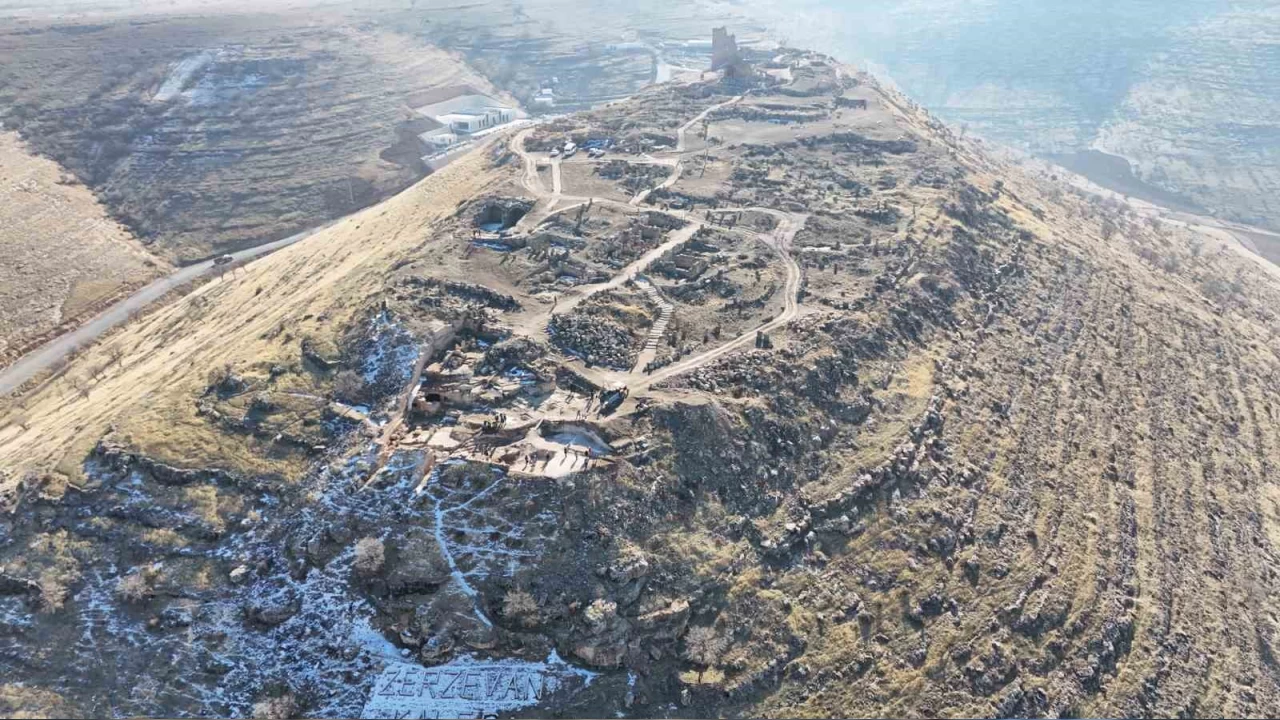 3 bin y�ll�k Zerzevan Kalesi'nde G�ney surlar� g�n y�z�ne ��kart�ld�