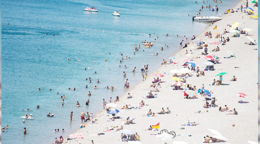 35 dereceyi g�ren sahile ko�tu