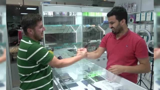 372 gün su altında kalan telefonu tamir etti