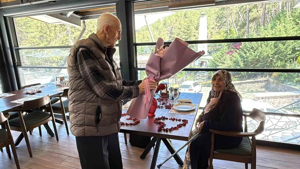 57 y�ll�k e�ini yeme�e ��karma hayalini ger�ekle�tirdi
