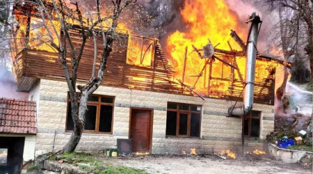 Abant Tabiat Parkı'da ev küle döndü