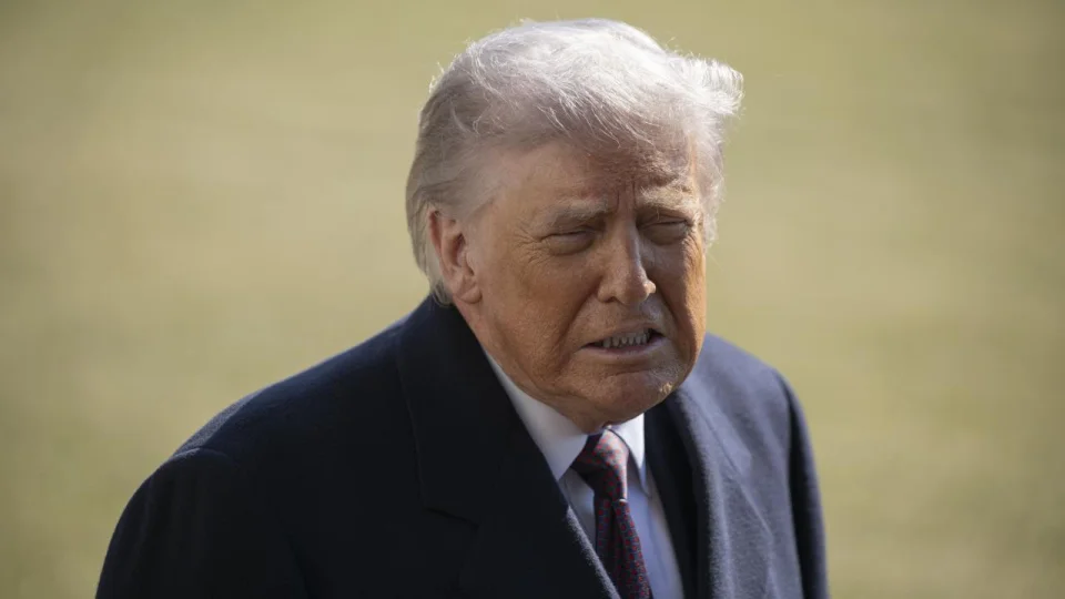 ABD Ba�kan� Trump, do�umla vatanda�l��a y�nelik k�s�tlamalar� geni�leten kararnameler imzalad�
