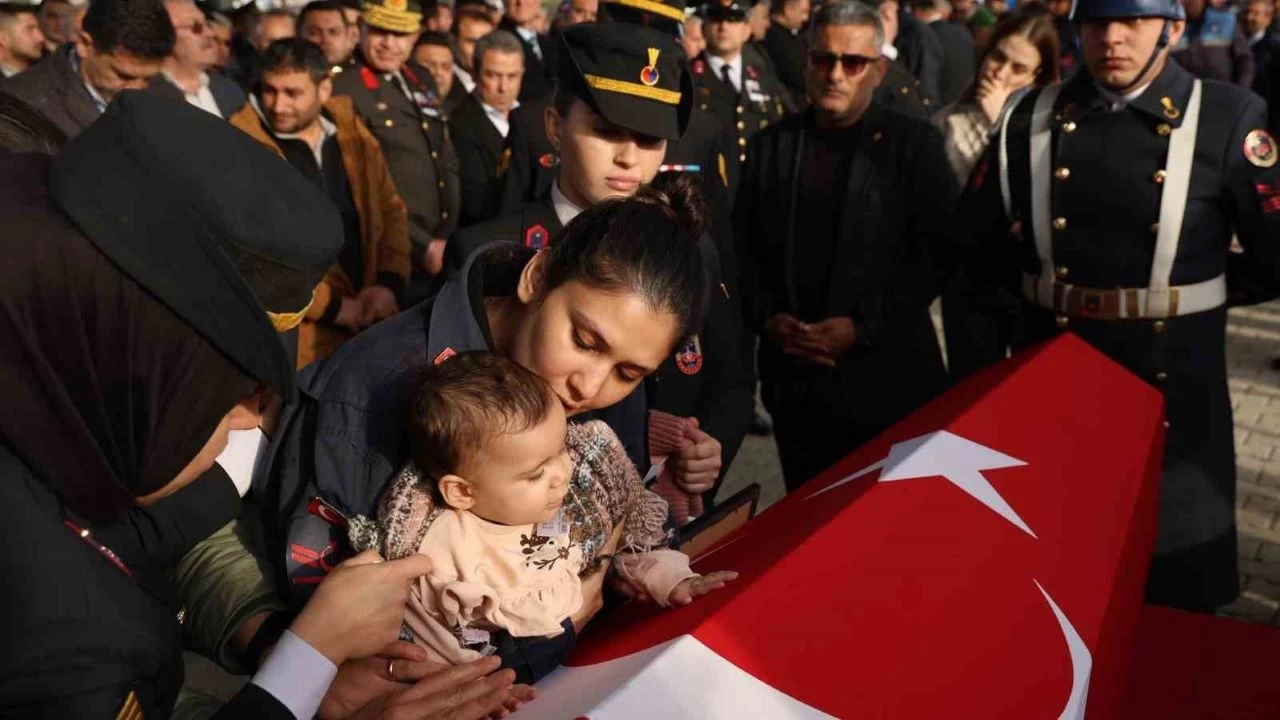 Adana şehidini dualarla uğurladı