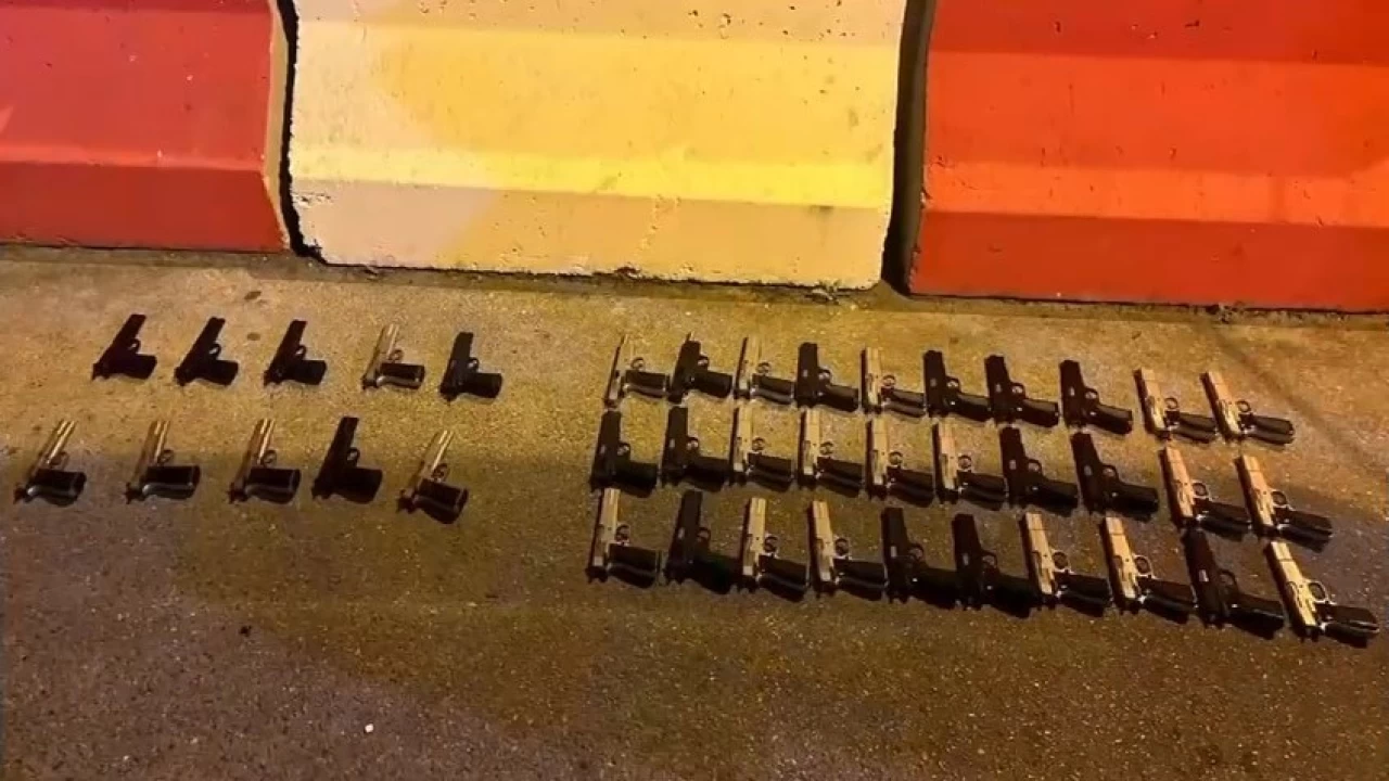Adana'da yolcu otobüsünde 40 silah ele geçirildi
