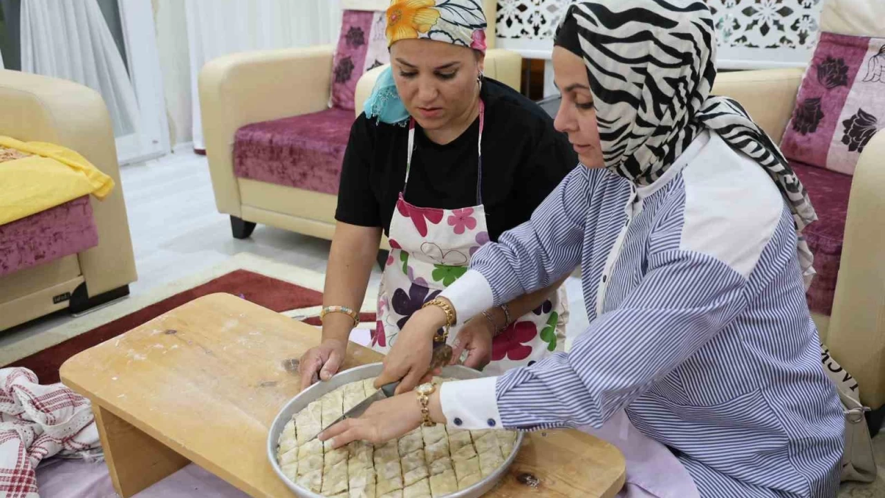 Adanalı kadınların 'ev baklavası' mesaisi