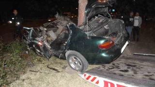 Ağaca çarpan otomobilin sürücüsü hayatını kaybetti