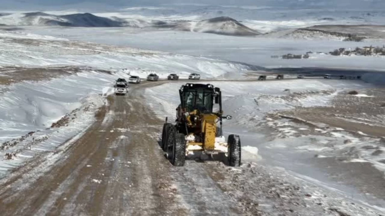 A�r�'da yol a�ma �al��mas� yapan i� makinesi u�uruma yuvarland�, 4 ki�i �ld�