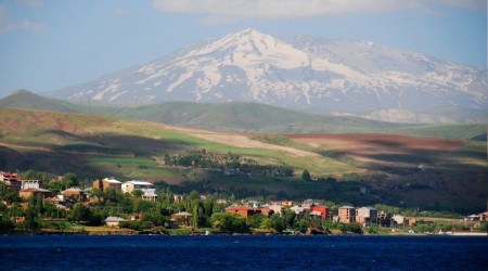 Ahlat'ta 4 katlı bina icradan satılıktır