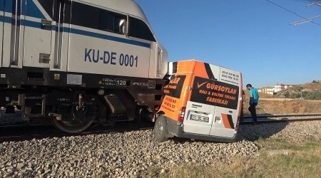 Akaryakıt yüklü tren minibüse çarptı