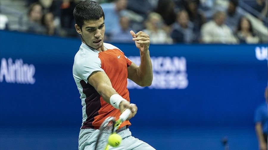 Alcaraz galibiyetle d�nd�